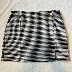 Classic Houndstooth Skirt h and m size m mini skirt
